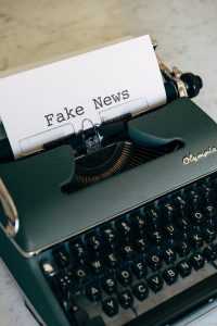 Máquina de escribir con papel que sale y pone "Fake News"