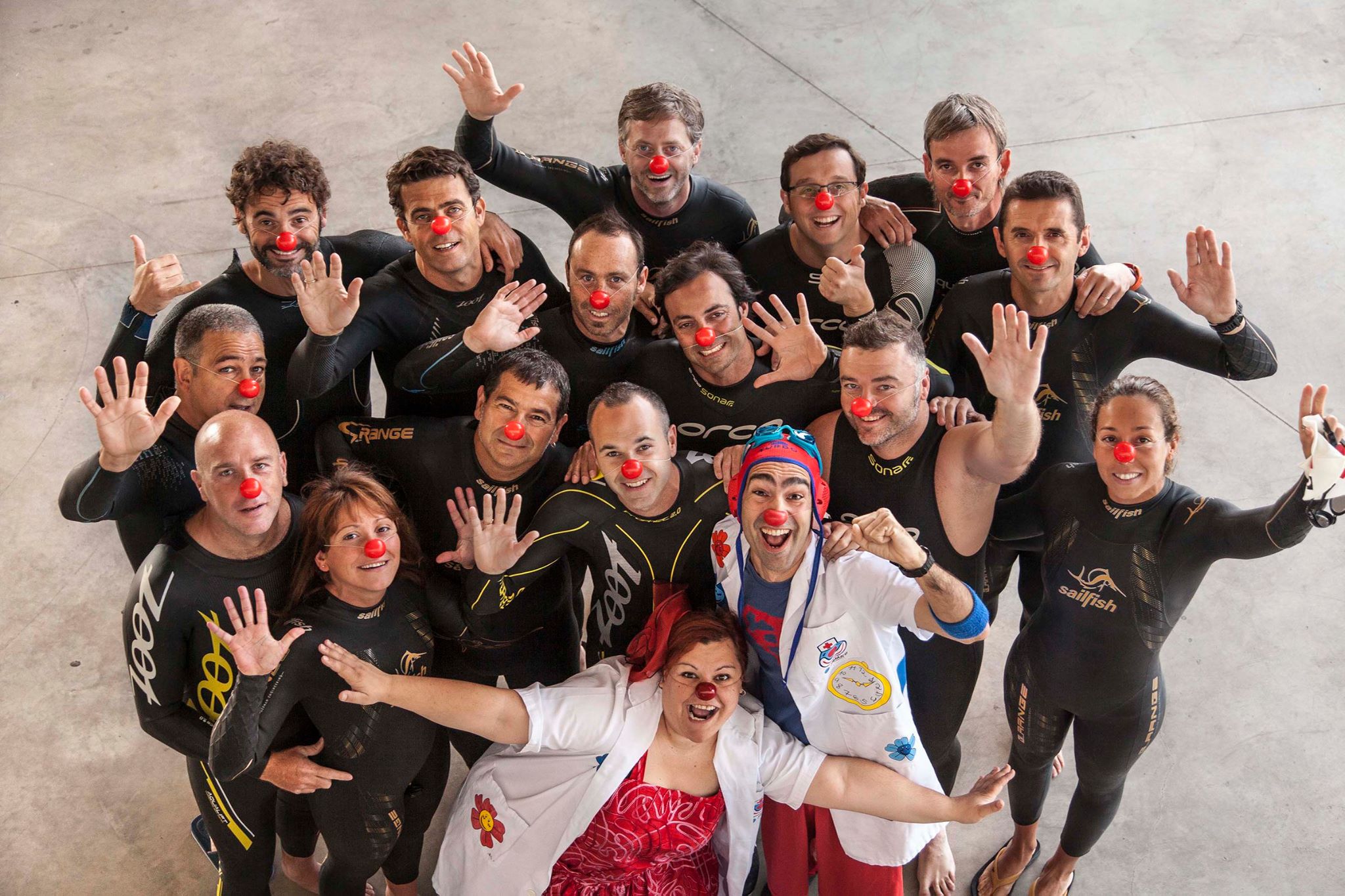 Nedar de Mallorca a Menorca i ajudar la gent gran, accions solidÃ ries que fan companys de la UOC