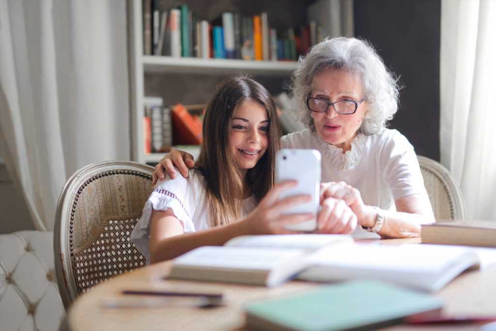Envelliment i digitalització: l’edat no defineix les teves pràctiques en línia