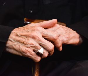 El maltractament a les persones grans: com combatre l’edatisme i la gerontofòbia