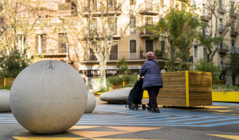 Cuidados y envejecimiento activo en el espacio público