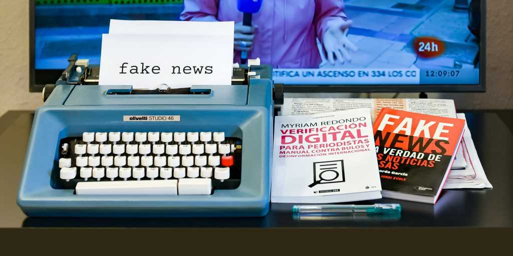 La ética periodística para luchar contra las fake news es una de las tendencias en comunicación para 2022.