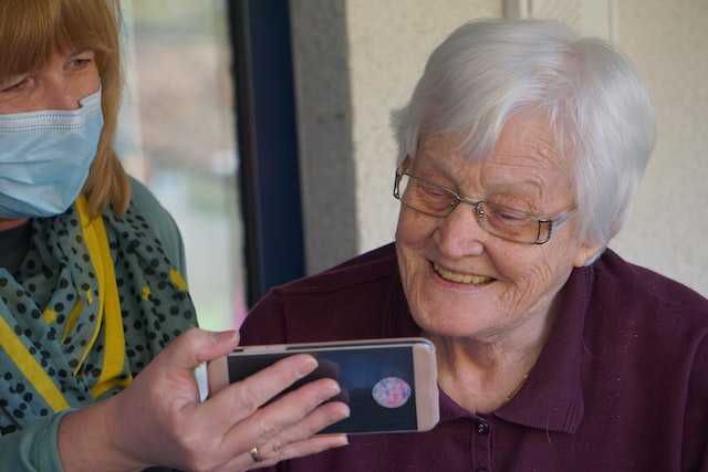 Dona gran mirant un smartphone.
