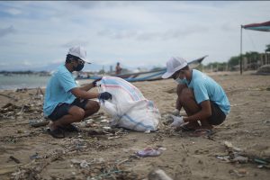 Les fotos on es veu gent recollint residus a la platja, son les que tenien més interacció i comentaris. 
(Foto: OCG Saving the Ocean/ Unsplash)