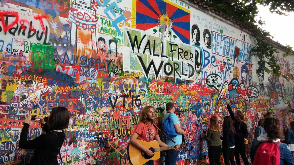 Grafitis i Turisme: de Situacionisme Global a Desenvolupament Local