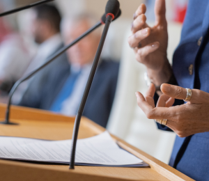 Partits d’esquerra no convencionals, primàries i oportunitats de les dones a les disputes pel lideratge