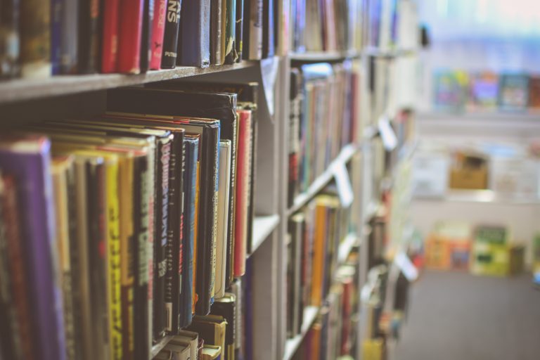 50 llibres de la UOC abastiran la biblioteca pública especialitzada en educació social a l’Uruguai