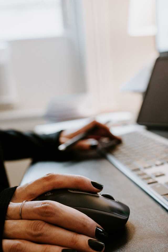 Estudiant a l'ordinador