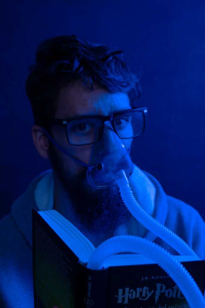 Chico intubado recibe oxígeno de un libro