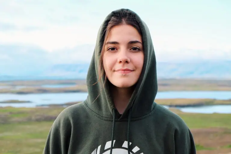 Marina Lucas Sánchez: “Plantejar-se treballar o fer recerca en l’àmbit social sense perspectiva feminista interseccional és com plantejar-se dutxar-se sense obrir l’aigua”