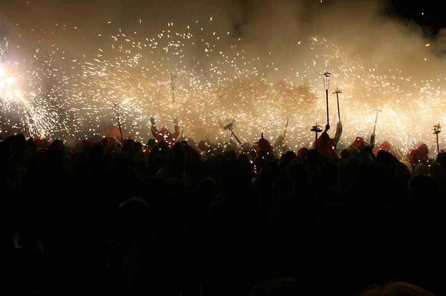 Com va néixer el correfoc de Barcelona? El dia que el públic va topar amb Diables, Dracs i foc