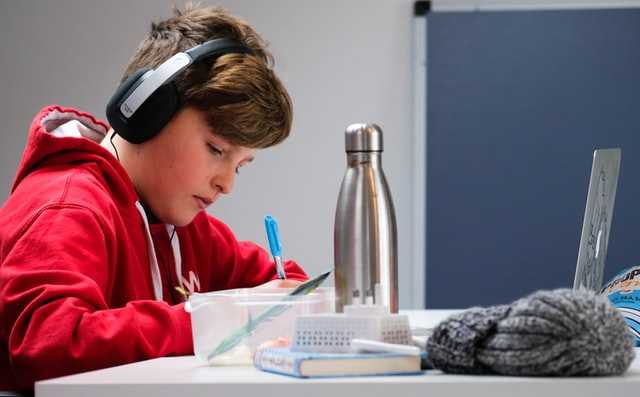Nen estudiant amb ordinador