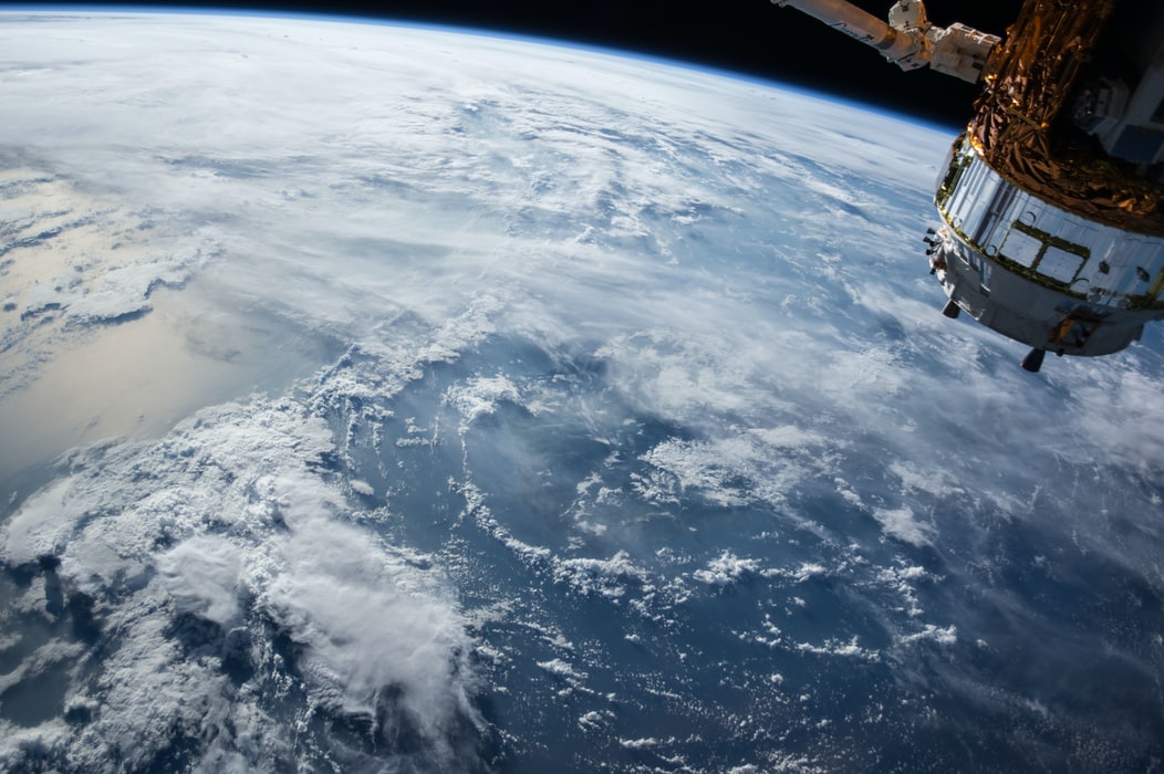 Satélite sobrevolando la Tierra.