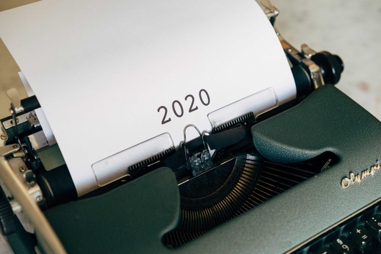 pexels-markus-winkler-máquina de escribir con 2020 escrito
