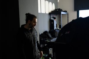 Fran Moreno durant la gravació del documental “Entre Silencis”, centrat en la comunicació després d’un ictus.