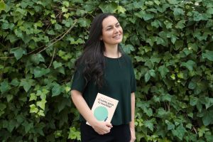 La profesora Alicia Álvarez con su libro ¿Cuánto pesa tú mochila?